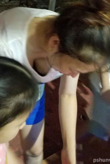真实俯拍白色短袖美女图片有惊喜