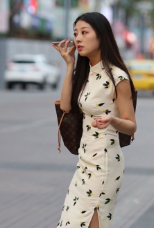 白色印花长裙美女有点像女明星