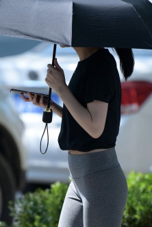 街拍蜜桃臀美女图片