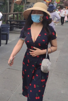 街拍v字领低胸美少妇图片