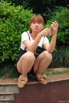 蹲地上的美女姿势不雅但是性感