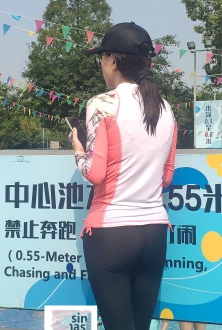 黑色泳裤游泳教练身材真好