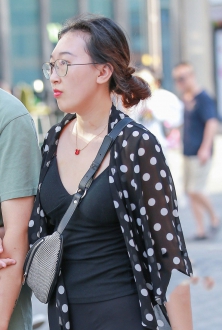街拍黑色紧身小脚裤美女穿搭