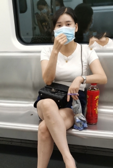 地铁偷拍白色T恤美女姐姐