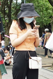 色彩经典穿搭之黑色休闲裤搭配橙色短袖