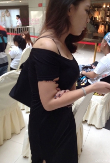 纹身的黑色长裙美女图片