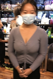 街拍蓝色v领性感迷人的姐姐，戴上口罩也遮挡不了你的美