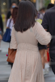街拍米白色连衣长裙美少妇图片胸型真好看