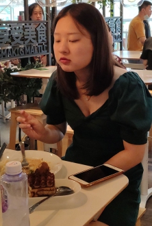 街拍丰满的墨绿色连衣短裙美女图片