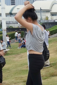 户外露营偶遇街拍黑色九分裤美少妇图片