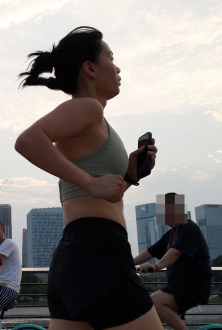 街拍健身晨跑的美少妇图片