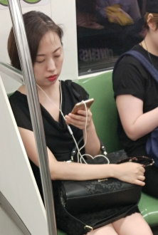 街拍地铁上的美腿美少妇图片