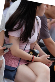 粉红色小短裙衬托出白皙的大腿
