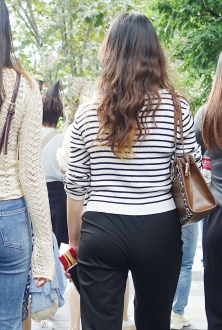 街拍黑色休闲美臀美少妇图片