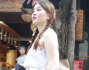 街拍青春活力十足的牛仔短裙美女写真