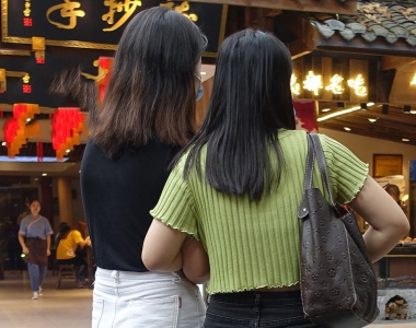 街拍白色热裤美臀美女图片