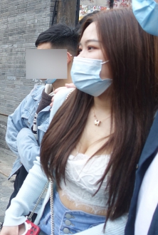 街拍美女图片系列-蕾丝低胸小背心美女