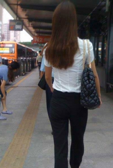下班高峰期候车的美女
