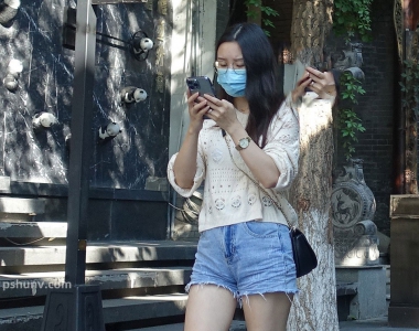 街拍性感美腿穿蓝色牛仔热裤的美女旅拍写真图片