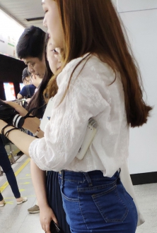 牛仔短裙翘臀街拍美少妇图片