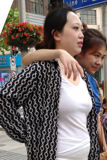 街拍白色热裤美腿美少妇图片
