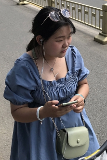 性感迷人的低胸美少女街拍图片