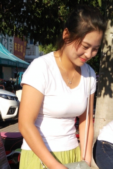 真实街拍绿色长裙丰满美少妇图片