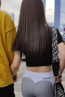 街拍性感的瑜伽美臀美少妇图片