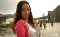 低胸粉色外套性感美少妇