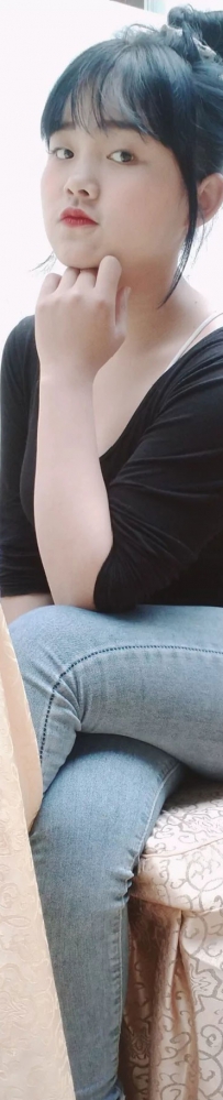 圆润的蓝色牛仔裤美女自拍图片