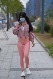 粉色瑜伽裤女孩