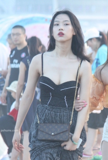 街拍黑色吊带连衣裙美少妇图片