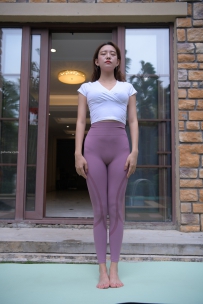 街拍旅拍紫色瑜伽裤美女