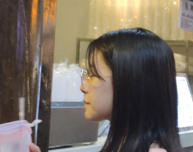 喝果汁的小美女