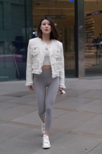 街拍旅拍灰色瑜伽裤美女图片-2