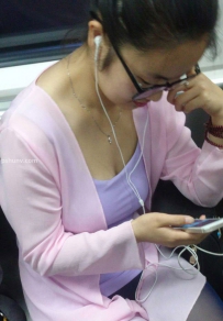 粉紫色的裙子配什么颜色的外套比较好