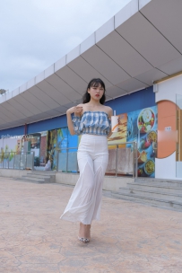 时尚穿搭漏肩紧身裤美女