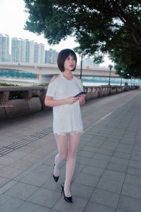 大长腿肉丝短发美眉