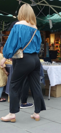黑色休闲裤蓝色上衣美女会穿搭