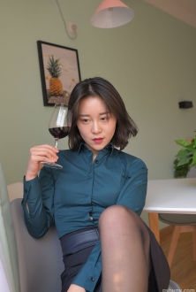 黑丝御姐居家自拍翘臀迷人写真