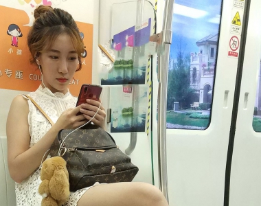广州地铁上的白裙美女图片