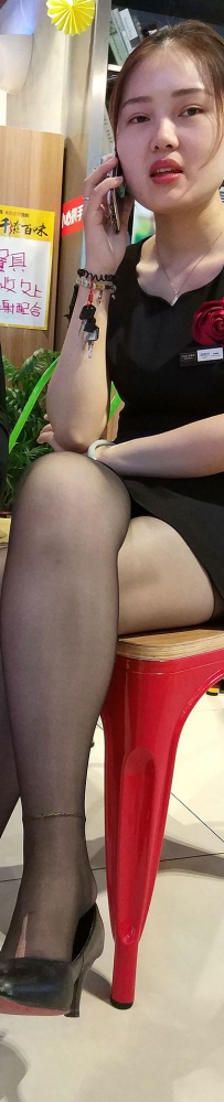 街拍火锅店的黑丝美少妇图片