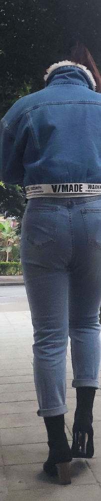 牛仔装扮眼镜美女图片