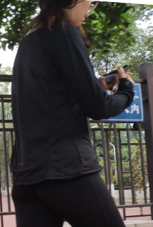 黑色运动服健身美女身材挺棒
