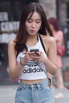 街拍白色背心配牛仔裤美女图片
