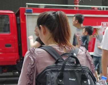 街拍白色热裤美女姐姐