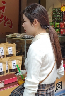 街拍丰满polo衫美女图片