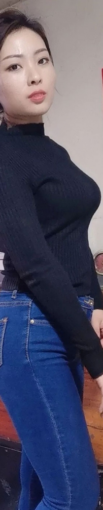 丰满蓝色牛仔裤自拍美女图片