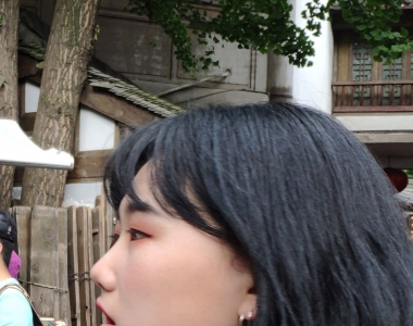 圆润的短发女生