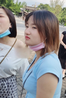 街拍穿蓝色格子短裙的美女写真